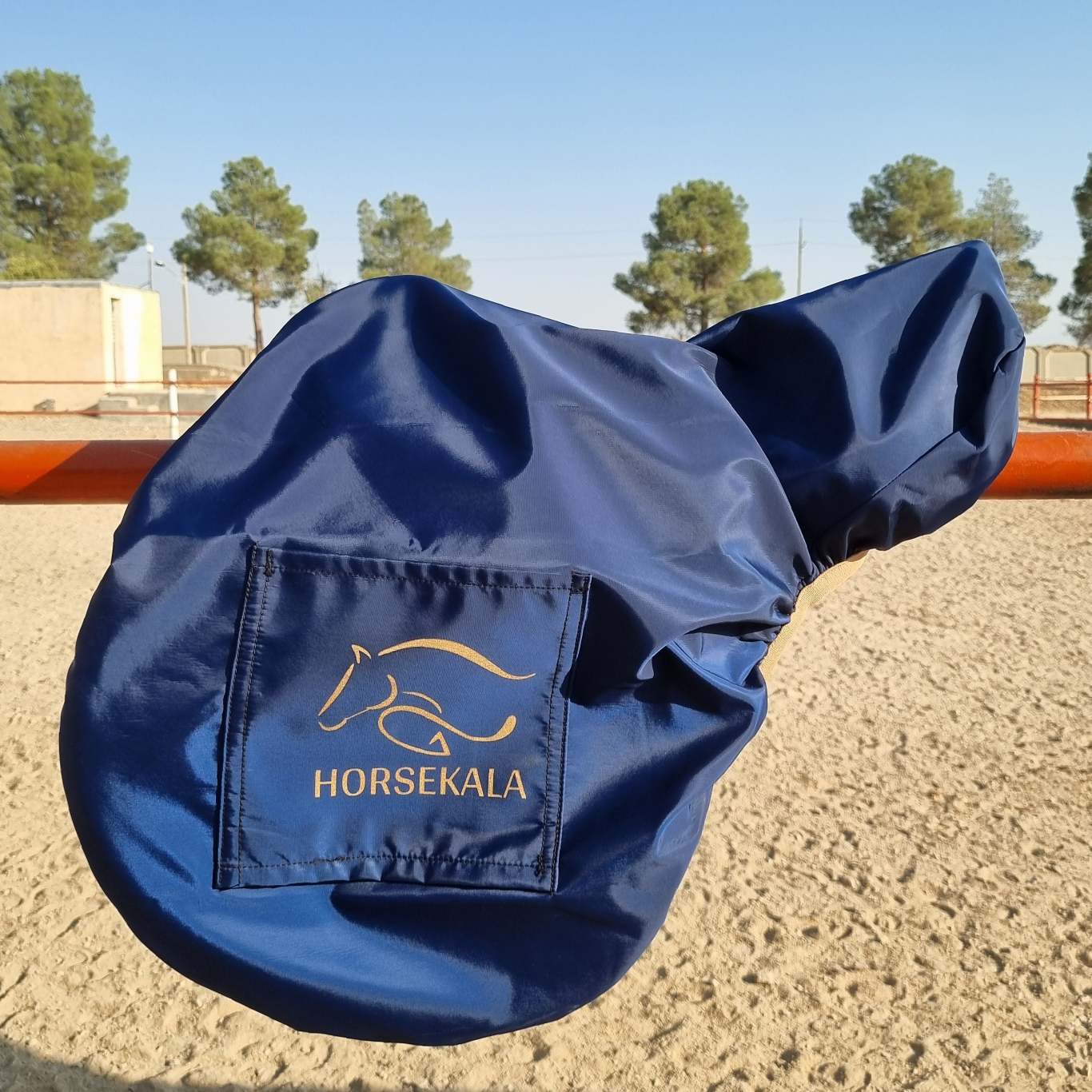 Jumping saddle cover with lining